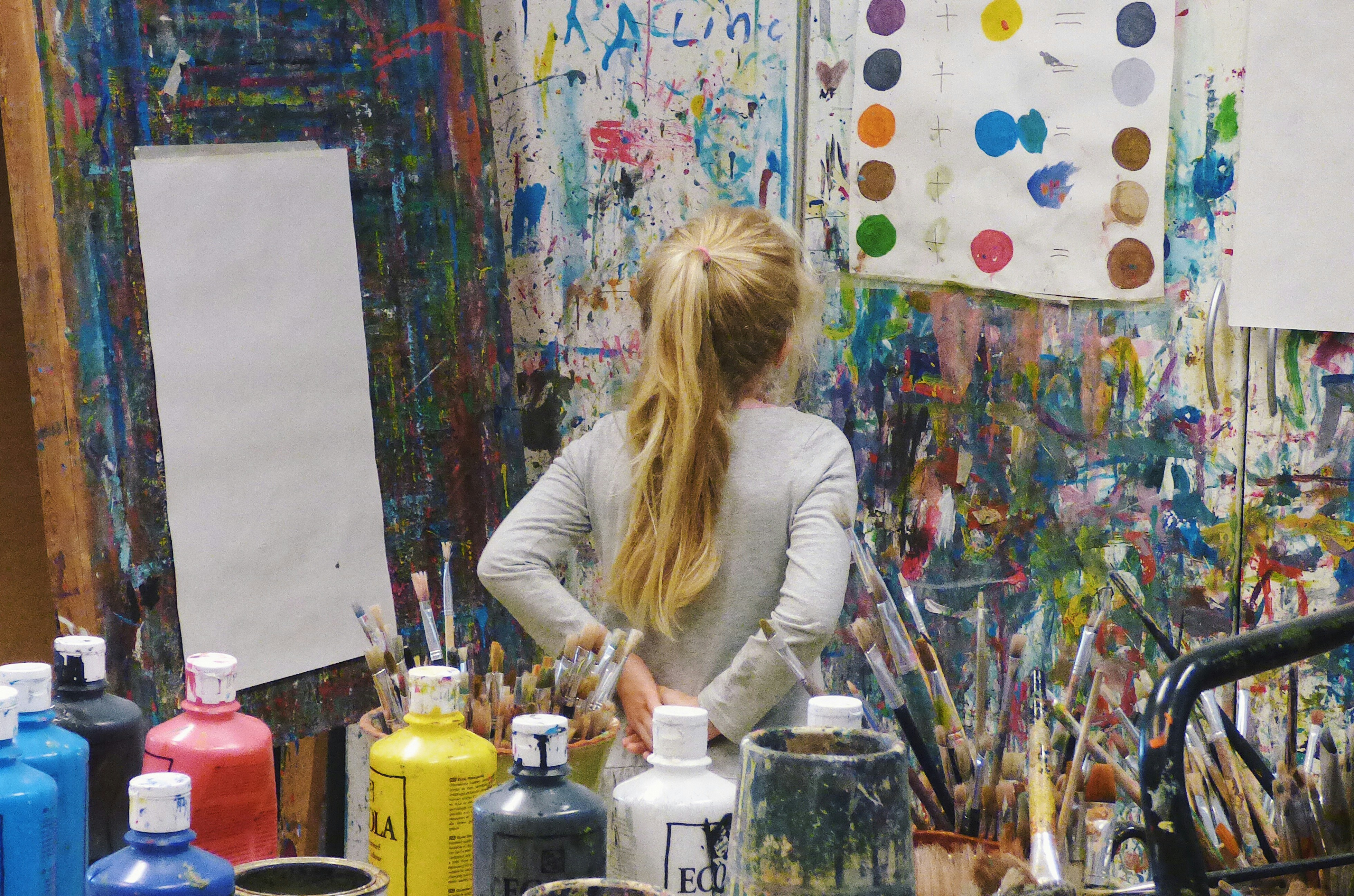 Girl making art credit to: https://unsplash.com/@barbarafroes